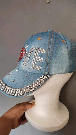 Gorra vaquera con pedrería y labios