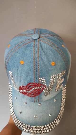 Gorra vaquera con pedrería y labios