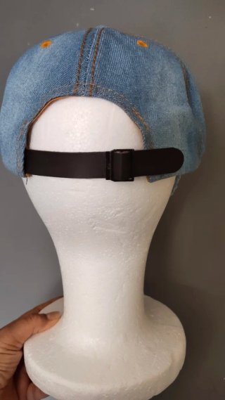 Gorra vaquera con pedrería y labios