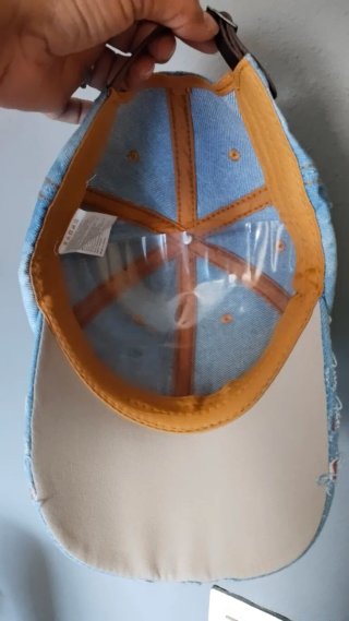 Gorra vaquera con pedrería y labios