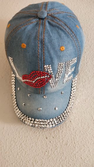 Gorra vaquera con pedrería y labios