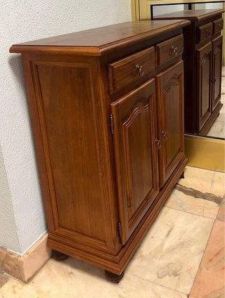 Mueble de madera maciza con cajones.
