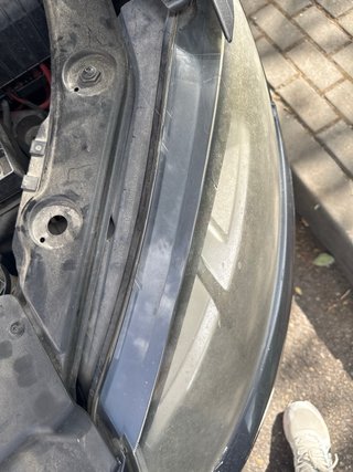 Faro Seat Alhambra 7 plazas año 2011 roto un poco