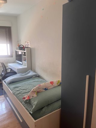 Cama, escritorio, silla, armario