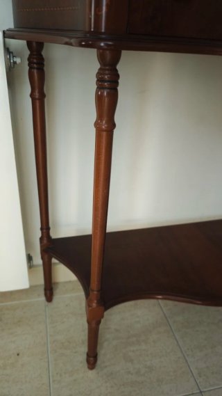 Mesa recibidor de madera con espejo