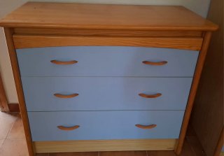 Armario y cómoda infantil de madera y azul