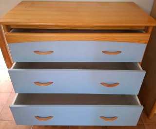 Armario y cómoda infantil de madera y azul