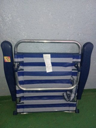 Silla de playa plegable azul y plateada