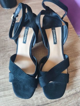 Zapatos tacón Stradivarius negros