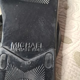 Chanclas Michael Kors Negras con Logo Dorado