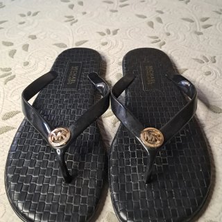 Chanclas Michael Kors Negras con Logo Dorado