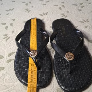 Chanclas Michael Kors Negras con Logo Dorado