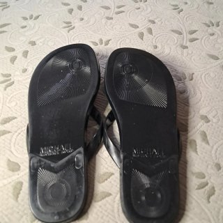 Chanclas Michael Kors Negras con Logo Dorado