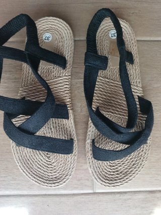 Sandalias negras tiras cruzadas talla 37