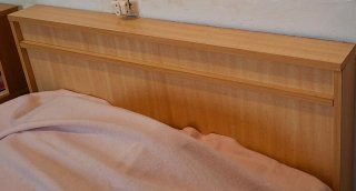 Armario de madera con cajones, escritorio, mesita