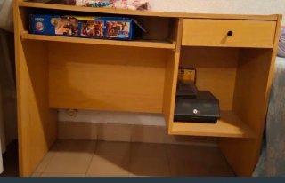 Armario de madera con cajones, escritorio, mesita