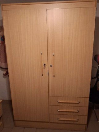 Armario de madera con cajones, escritorio, mesita