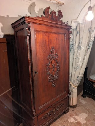 Armario antiguo de madera tallada