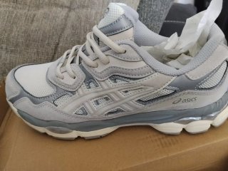 Deportivas ASICS plateadas y blancas