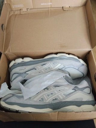 Deportivas ASICS plateadas y blancas