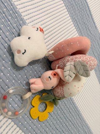 Peluche para coche con sonajero y mordedor