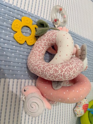 Peluche para coche con sonajero y mordedor