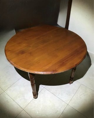 Mesa redonda de madera