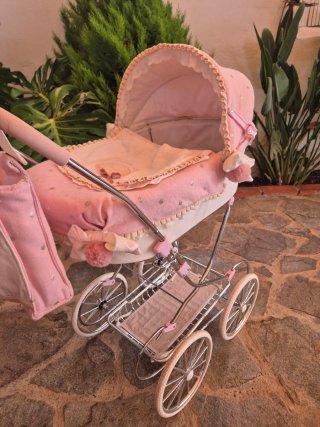 Carrito de bebé de juguete rosa