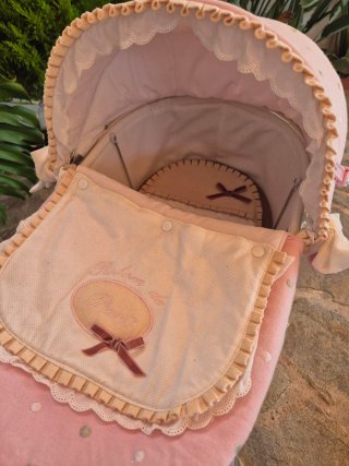 Carrito de bebé de juguete rosa