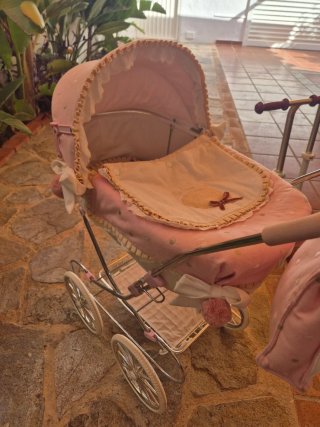 Carrito de bebé de juguete rosa
