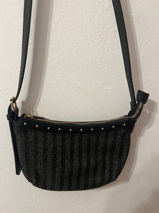 Bolso negro Cortefiel con correa larga
