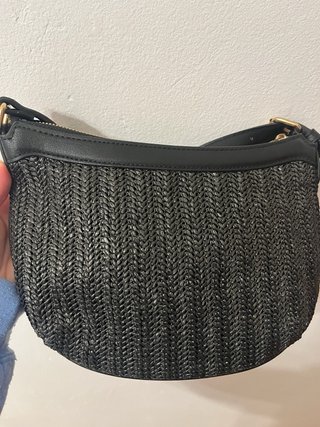 Bolso negro Cortefiel con correa larga