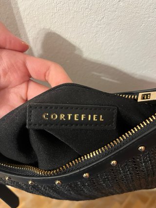 Bolso negro Cortefiel con correa larga