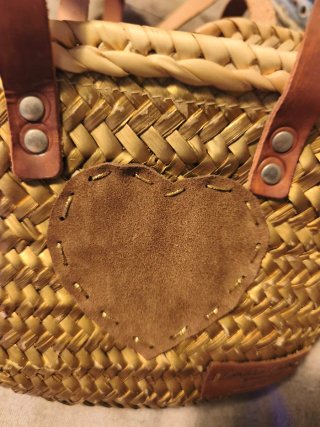 Cesta mimbre dorada corazón cuero