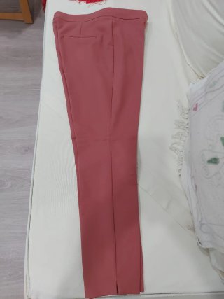 Pantalón pitillo rosa maquillaje de Stradivarius