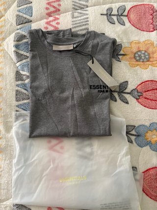 Camiseta Essentials Gris Nueva