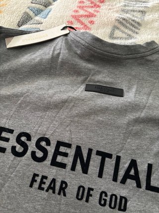 Camiseta Essentials Gris Nueva