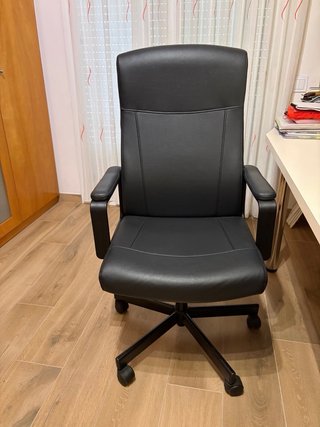 Silla de oficina negra