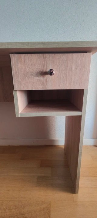 Escritorio de madera color beige