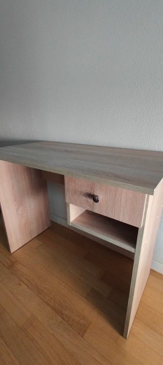 Escritorio de madera color beige