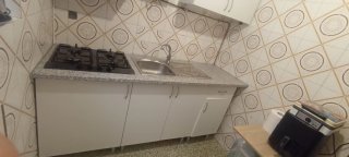 Mueble de cocina blanco y gris