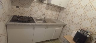 Mueble de cocina blanco y gris