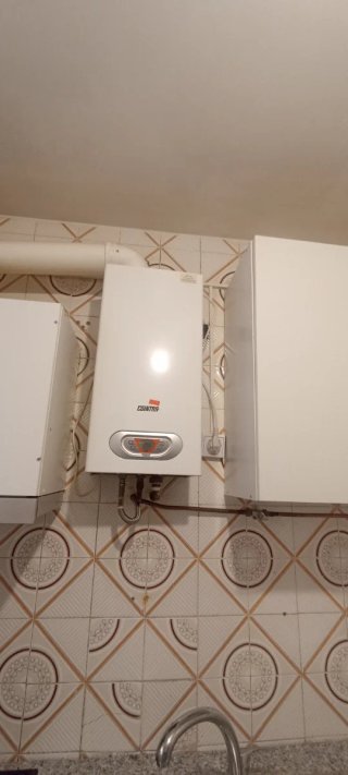Mueble de cocina blanco y gris