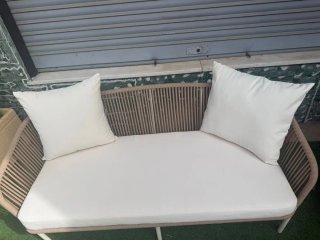 Sofá y mesa de terraza beige y blanco
