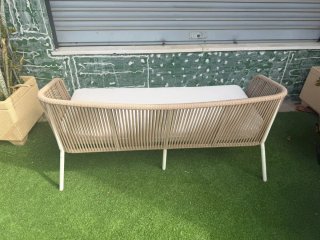 Sofá y mesa de terraza beige y blanco