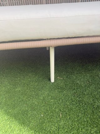 Sofá y mesa de terraza beige y blanco
