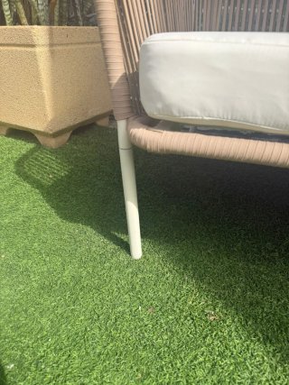 Sofá y mesa de terraza beige y blanco