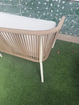 Sofá y mesa de terraza beige y blanco