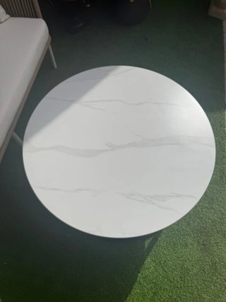 Sofá y mesa de terraza beige y blanco