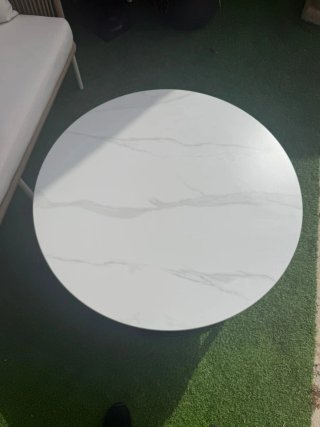 Sofá y mesa de terraza beige y blanco